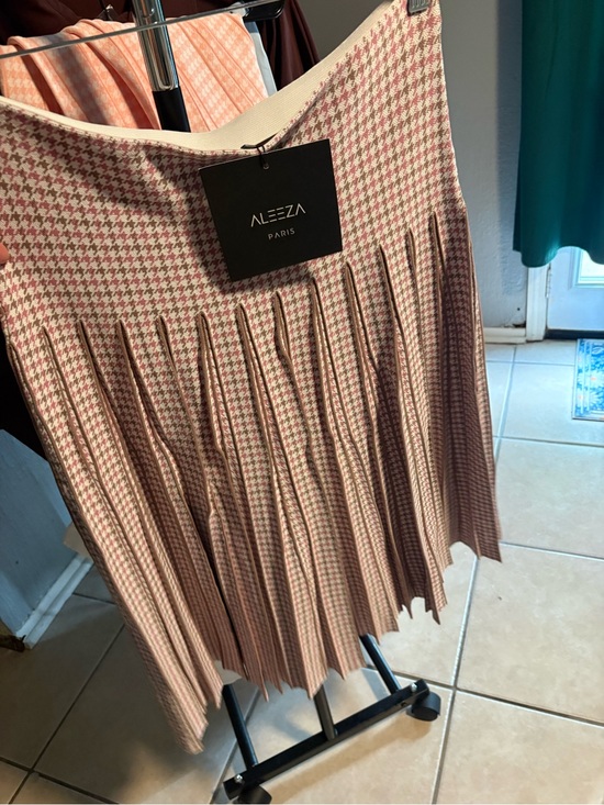Aleeza Paris Dresses & Skirts - Aleeza Paris Pink Pleated Houndstooth Skirt